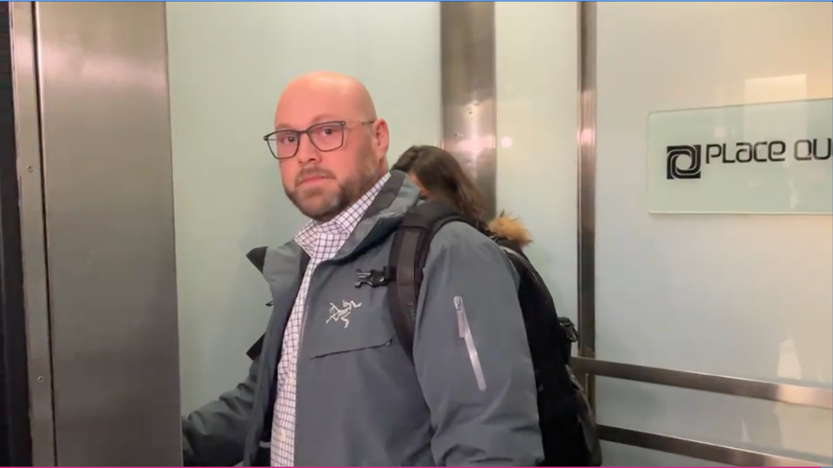 
                    Airbnb's former regional director Nathan Rotman hurries into an elevator refusing to speak to media after leaving the office of the Minister of Tourism in the wake of the fatal fire in an illegal Airbnb in old Montreal that killed seven people.